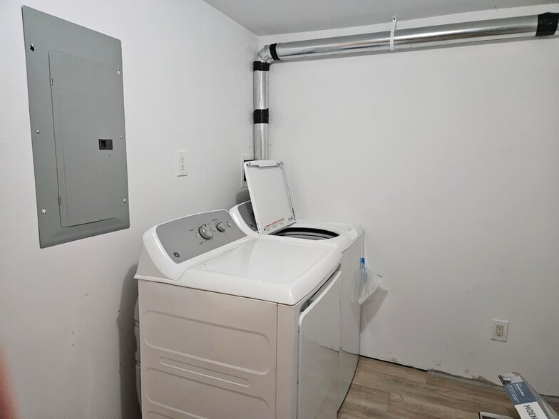 Building Photo - 21 Hall Ave