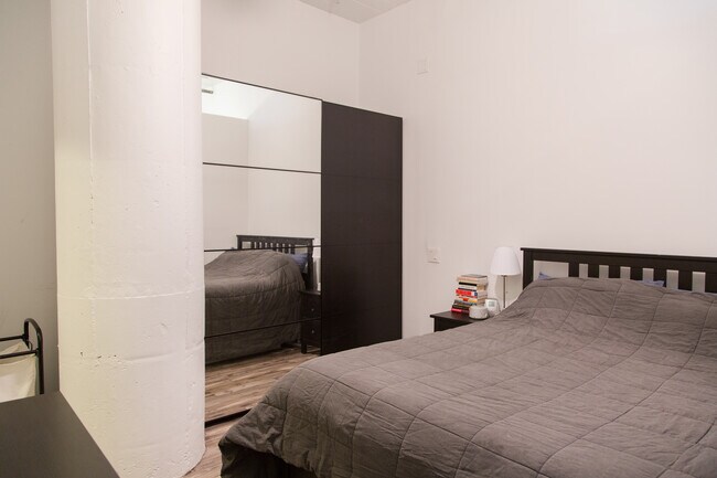 Building Photo - 420 S San Pedro St