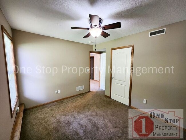 Building Photo - 3-Bedroom, 2.5-Bathroom home in Independence