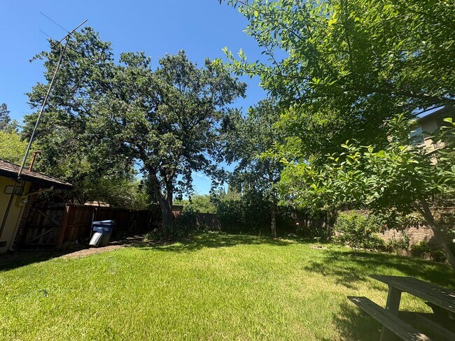 Building Photo - IMMEDIATE MOVE IN! Charming Vintage Sacramento 3 Bed / 1.5 Bath Home with Large Private Yard