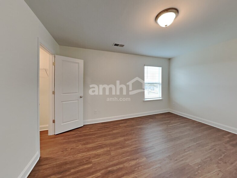 Building Photo - 153 Larragan Dr