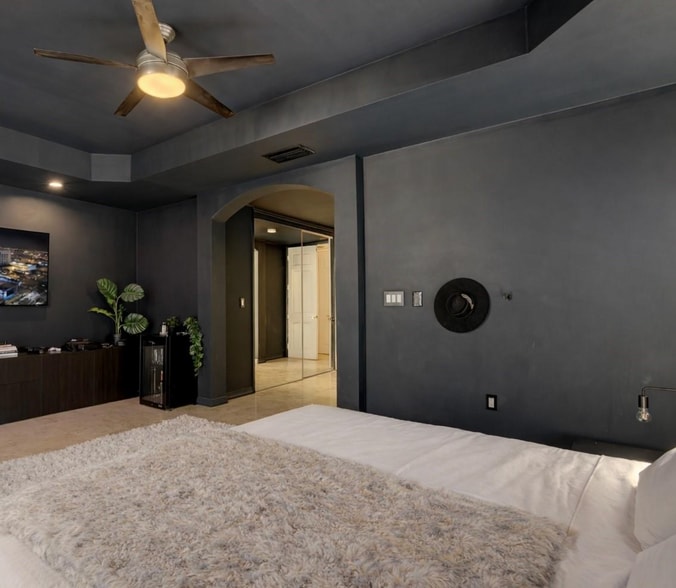 Building Photo - 4867 Ponce de Leon Blvd