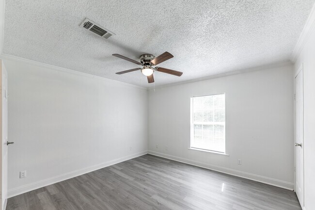 Building Photo - 151 Varsity Dr