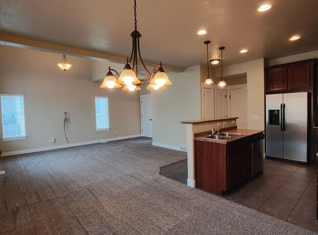 Building Photo - AMAZING CONDO 2 MASTER SUITES 2 CAR GARAGE