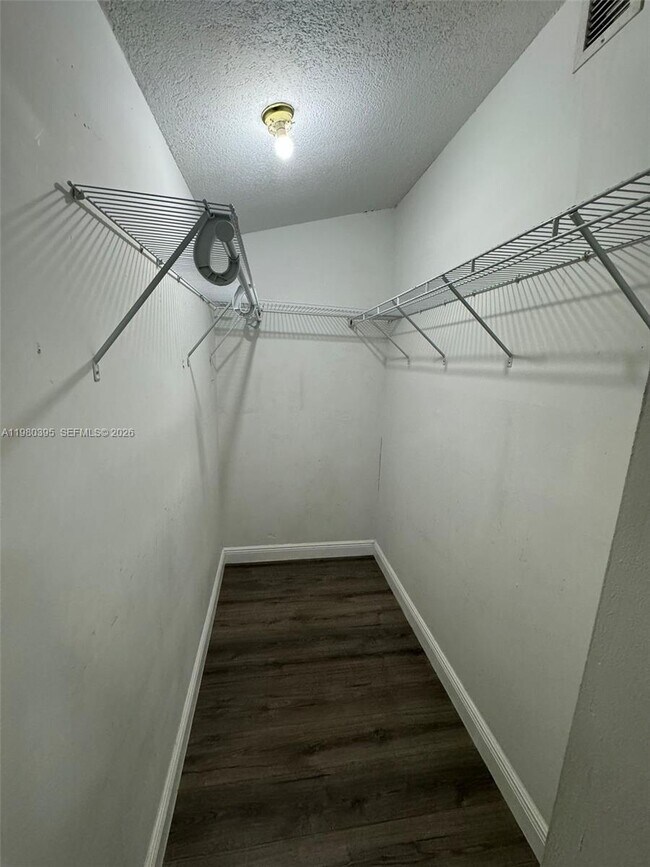 Building Photo - 6235 SW Kendale Lakes Cir