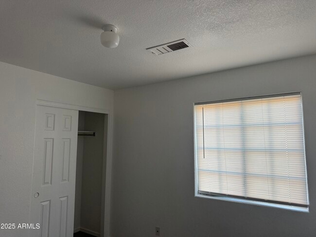 Building Photo - 726 S Nebraska St