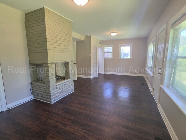Building Photo - Updates Everywhere! 2/3 Bedrooms in Oak Park