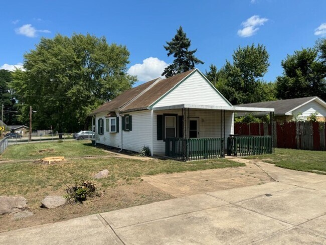 Building Photo - 3 Bedroom, 1 Bath Cape Cod Home w/Detached...