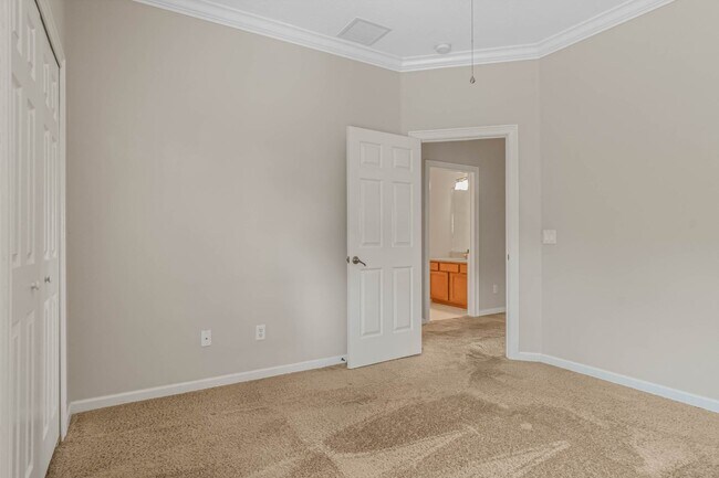 Building Photo - Around the Corner to Avalon Park Towncente...