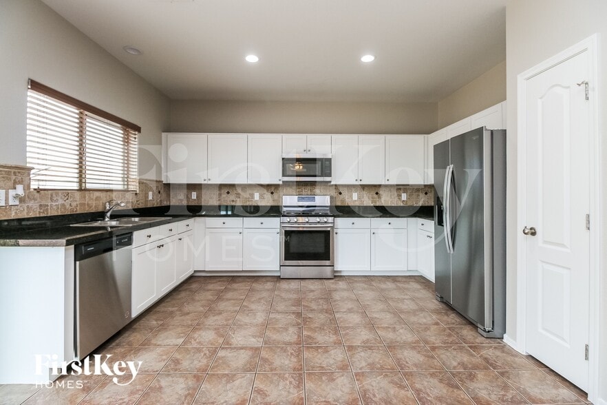 Building Photo - 888 E Desert Rose Trail