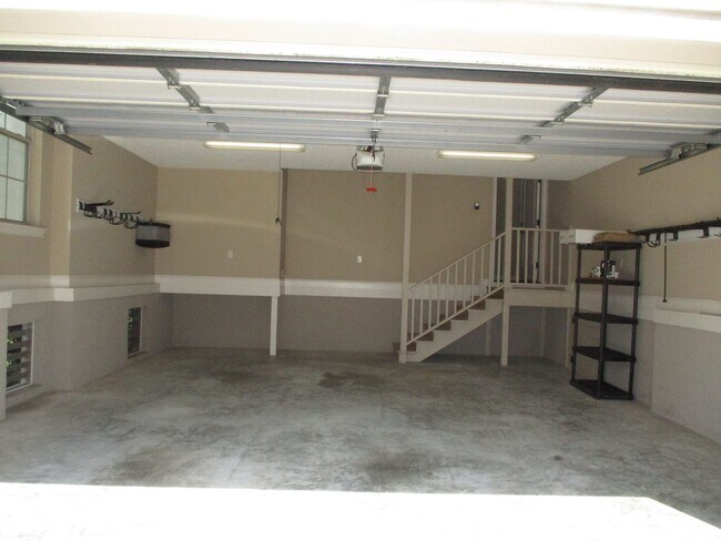 Building Photo - 104 Shadow Wood Bend