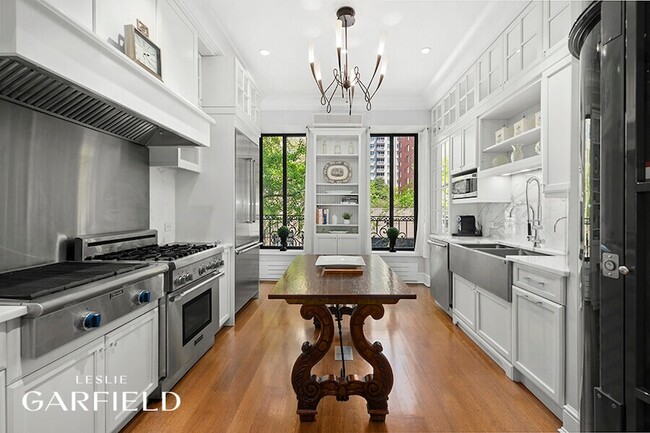 Building Photo - 320 E 55th St