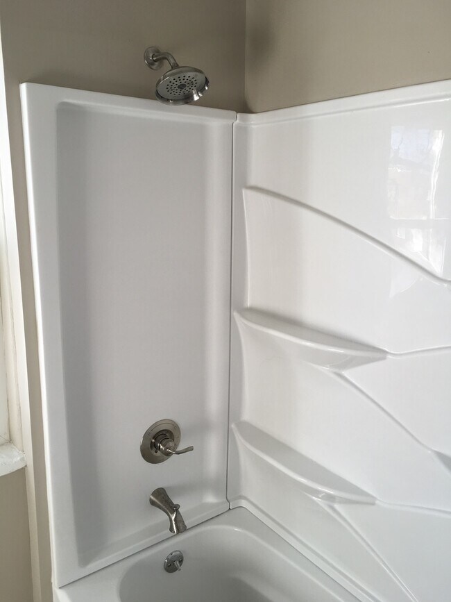Building Photo - 4bdrm 1ba House for Rent $975 Central Heat & Air