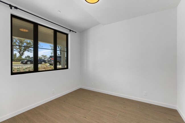 Building Photo - Modern Coastal Lease in Top of the World
