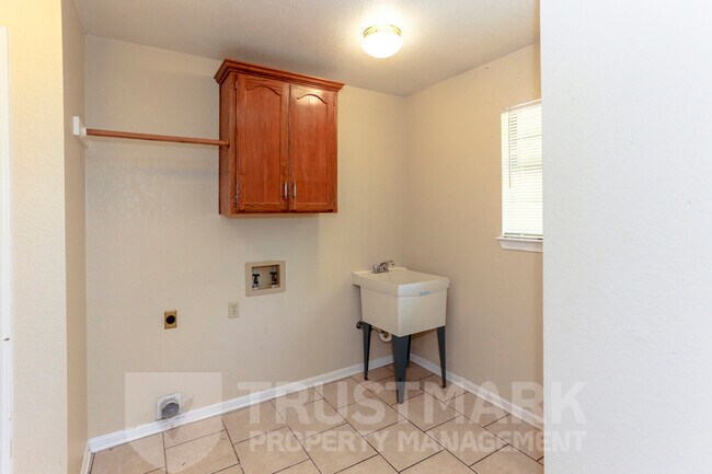 Building Photo - 800 Silver Creek Dr