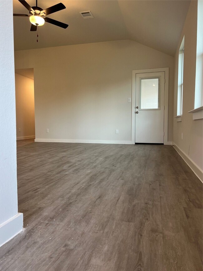 Building Photo - 885 Rd 5102