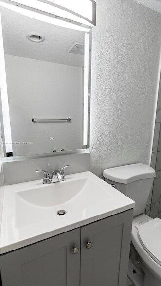 Building Photo - 4158 Inverrary Dr