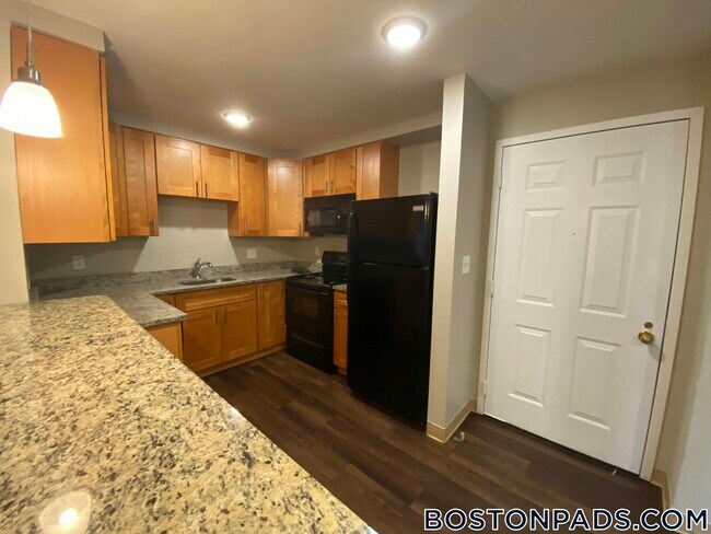Building Photo - 757 Highland Ave