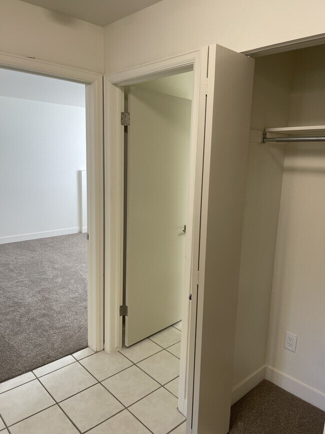 Building Photo - 3465 Lochwood Dr