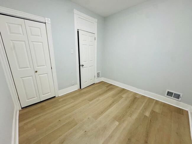 Building Photo - Remodeled 4bd/1.5 bath House with Rear yar...