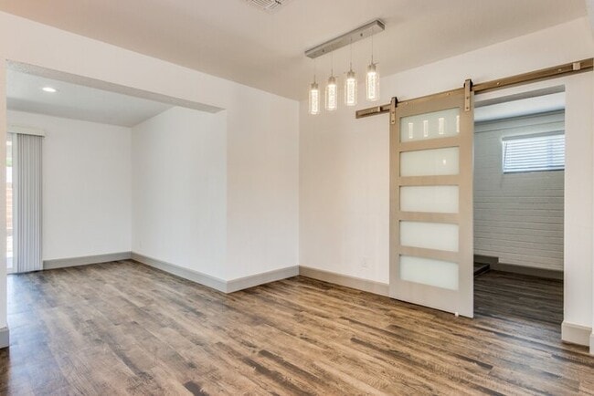 Building Photo - 1637 W Cinnabar Ave