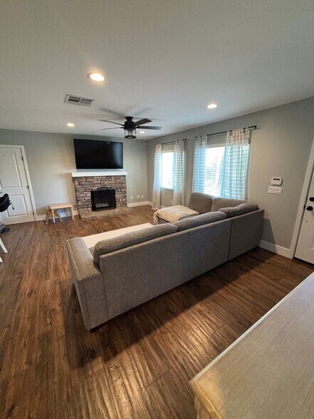 Building Photo - 13758 Lakeview Ct