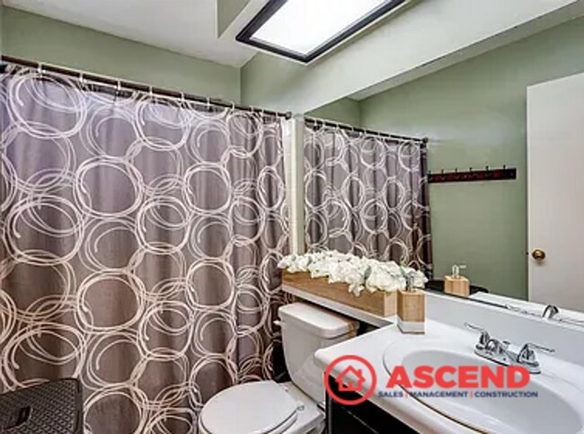 Building Photo - Cute Home Located Near Shopping in the Ros...