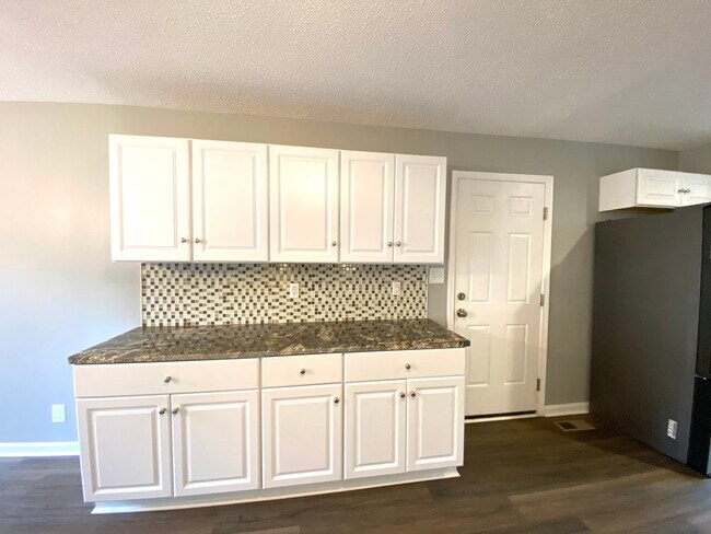 Building Photo - 1103 Rosebrook Dr