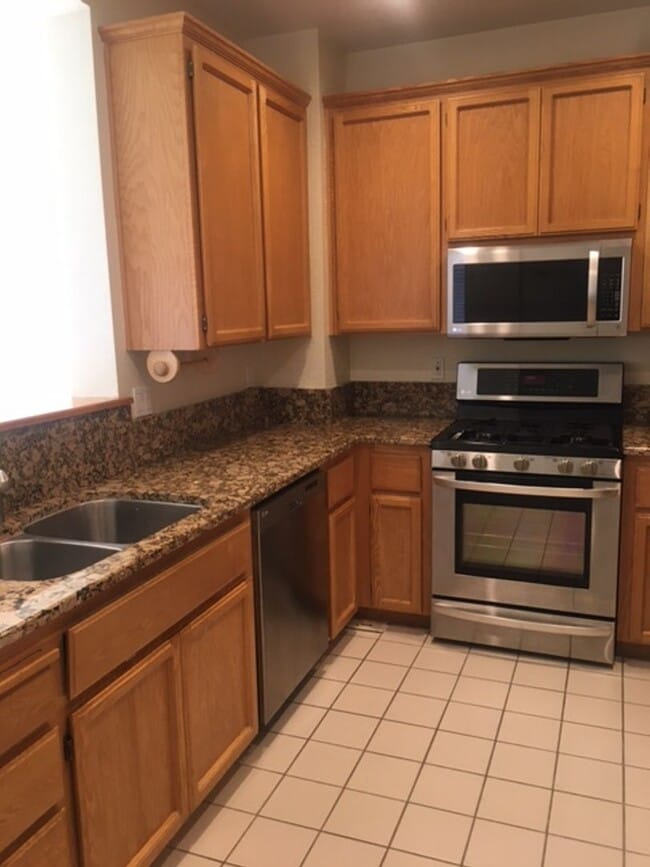 Building Photo - Outstanding 2 bd 2 bth Condo in prime Plea...