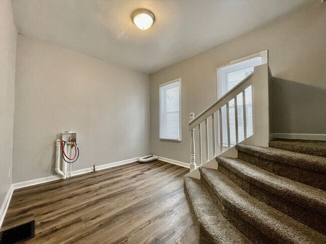 Building Photo - 1011-1013 Quarry Ave NW