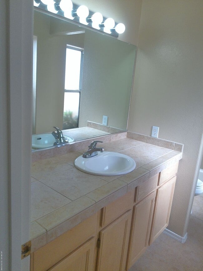 Building Photo - Long Term 3 bedroom 2 bath 3 car