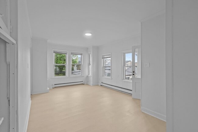 Building Photo - 6 Coffin Ave Ct