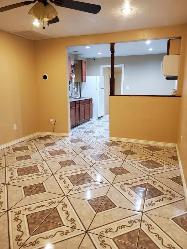 Building Photo - 911 W Hendricks St