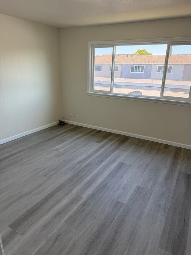 Building Photo - $3,150 / 2 BR - Updated Townhome in Prime Union City!