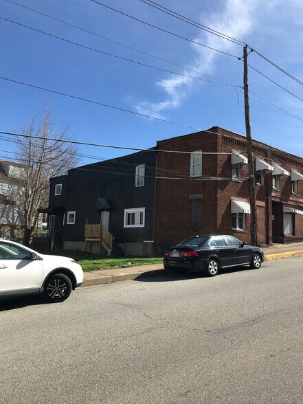 Building Photo - 825 Drey St