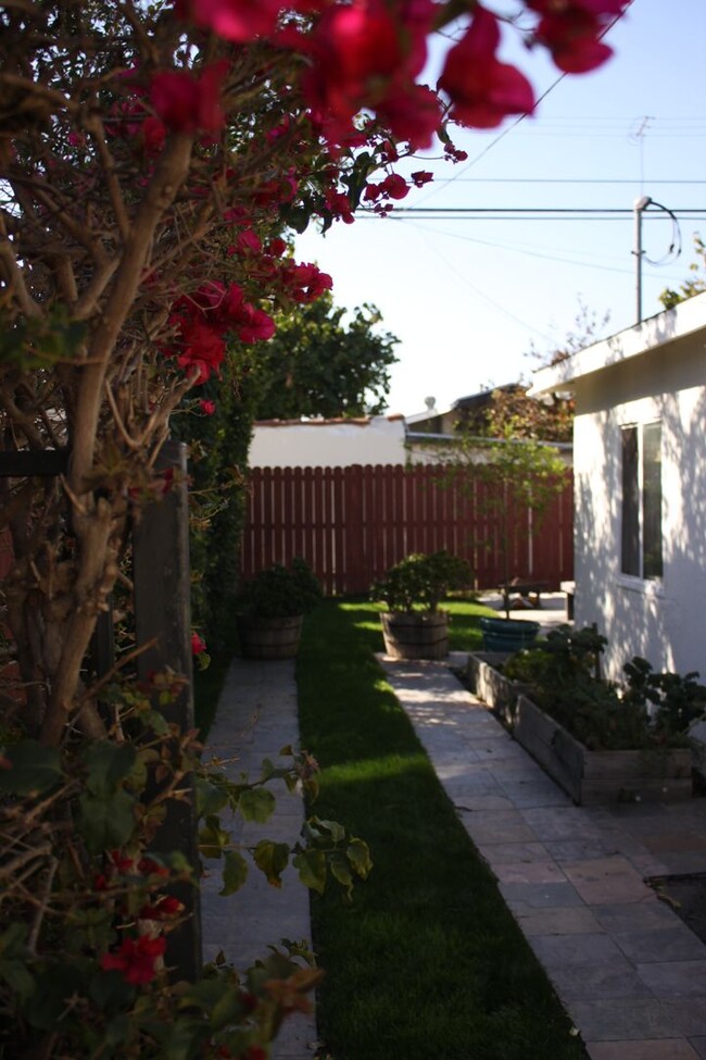 Building Photo - Bright West Adams Area Bungalow Style home