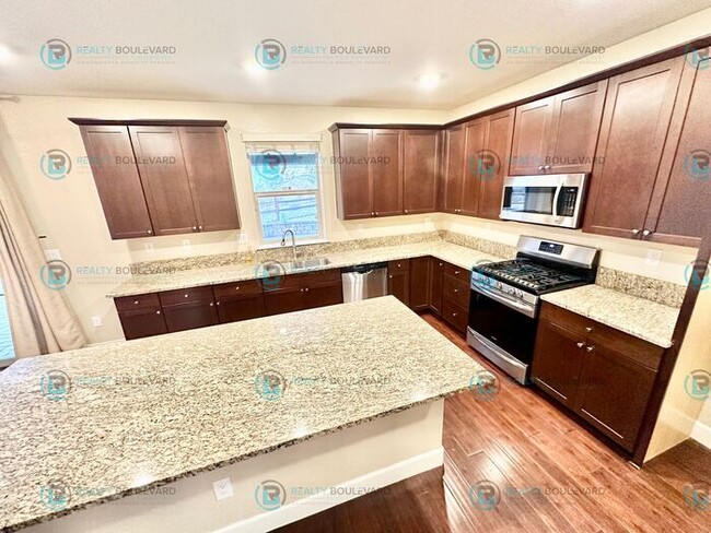 Building Photo - 1/2 Month Free! Spacious 4-Bedroom Gem in ...