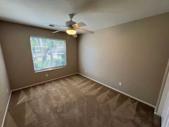 Building Photo - Lovely NW Visalia Home Near Shopping Centers Available Now!