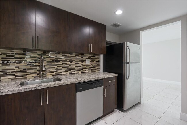 Building Photo - 9180 Fontainebleau Blvd