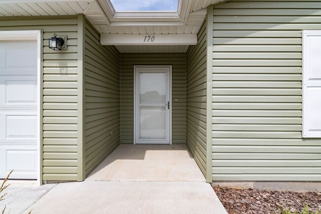 Building Photo - 3 bedroom 2 bath 2 Car Garage with fenced yard  for rent, Hollister, MO