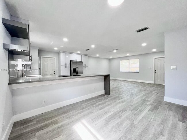 Building Photo - 427 N 24th Ave