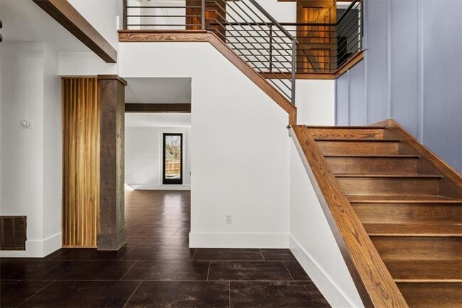 Building Photo - 425 Mikasa Dr