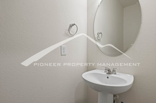 Building Photo - Modern 4-Bed, 2.5-Bath Home with 2 car garage, AC and Private Enclosed Yard