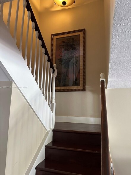 Building Photo - 925 NE 26th Ave