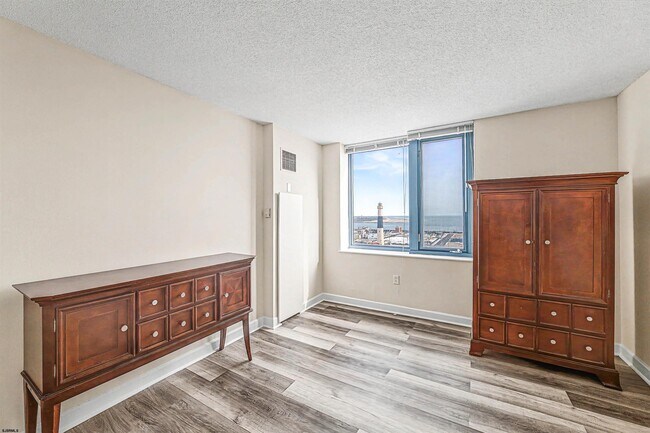 Building Photo - 526 Pacific Ave