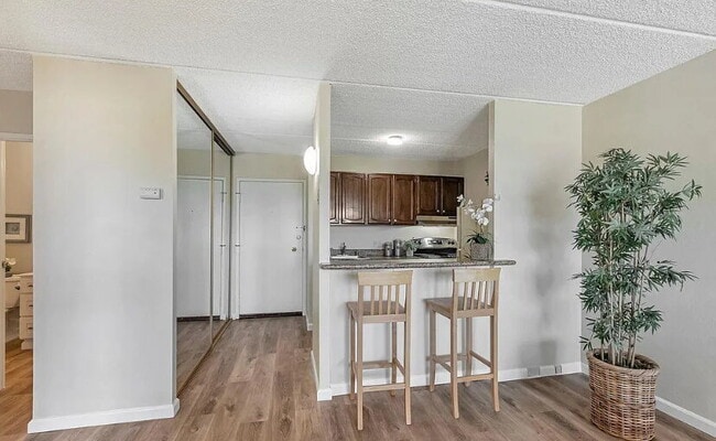 Building Photo - Spacious 1bdrm living room and bedroom with large picture windows bringing in lots of natural light.