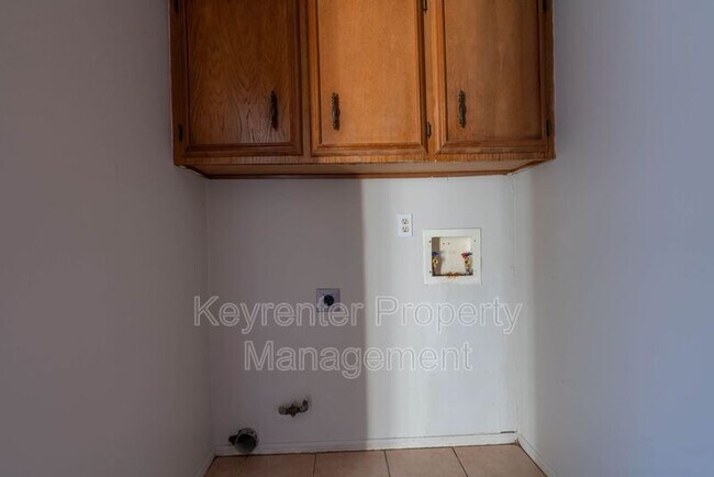 Building Photo - 3915 E 60th Pl