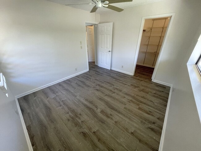 Building Photo - Maui Gardens Unfurnished 1BR/1BA End Unit Available