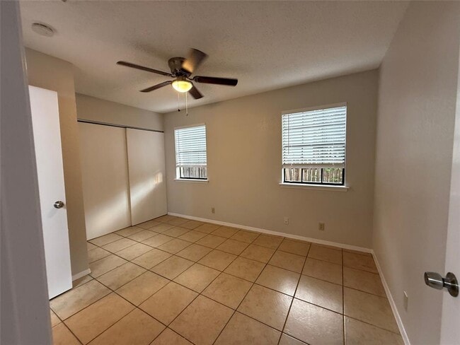 Building Photo - 502 Hedgewood Dr