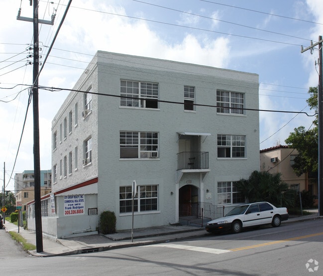 Primary Photo - 1400 at Marlins